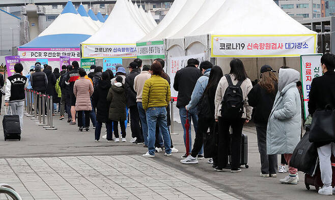 지난 12일 서울 중구 서울역광장에 마련된 선별진료소를 찾은 시민들이 신종 코로나 바이러스 감염증(코로나19) 검사를 받기 위해 줄을 서 있다. 뉴스1