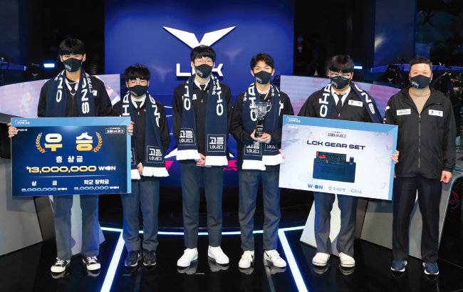 지난해 11월 27일 서울 종로구 롤파크에서 열린 ‘우리WON뱅킹 고등LoL리그’ 결승전에서 우승한 아현산업정보학교 학생들. [사진 제공 · 우리은행]