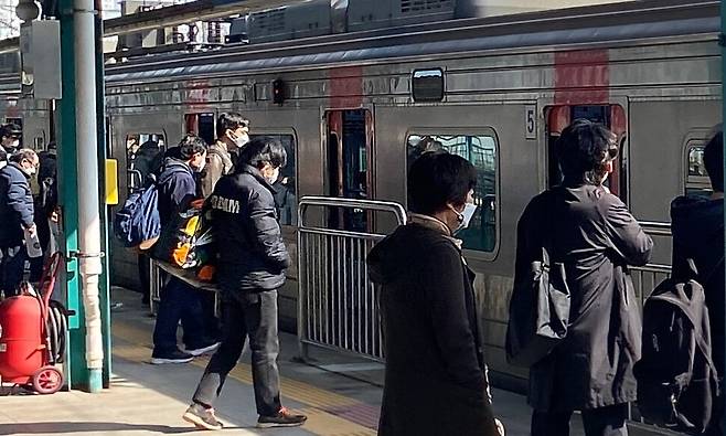 15일 오전 수도권 광역전철 1호선이 천안역에 정차하자 시민들이 탑승하고 있다. 한국철도공사는 천안시와 협약을 맺고 19일부터 환승할인제를 시행한다. 한국철도공사 제공