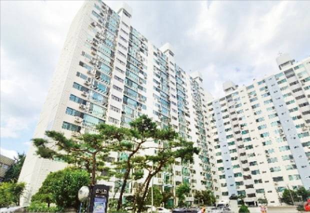 지난해 12월 리모델링 건축심의를 통과한 이후 사업 속도를 내고 있는 서울 서초구 잠원동 ‘잠원훼미리’ 아파트.  한경DB