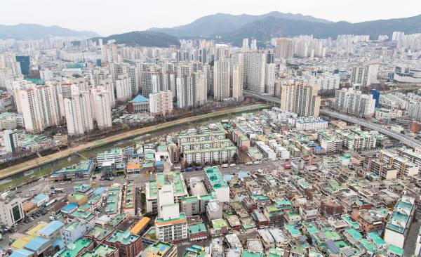 정부가 지난해 상반기에 이뤄진 공동주택 분양 과정에서 공급질서 교란행위 혐의가 있는 사례 125건을 적발했다.  국제신문DB