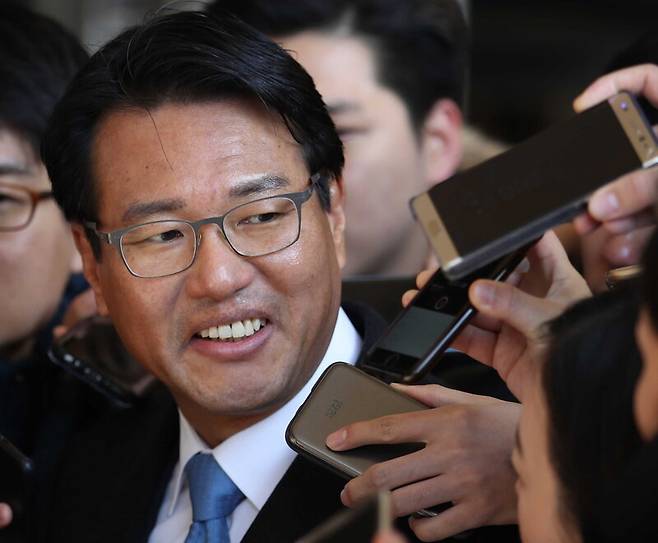 ▲이명박 정부 시절 국군 사이버사령부의 정치개입 행위에 관여한 의혹을 받는 김태효 전 청와대 대외전략기획관이 지난 2017년 12월5일 오전 서초구 서울중앙지검으로 소환되며 취재진 질문에 답하고 있다. ⓒ연합뉴스