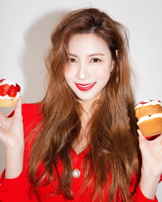 Group Apink Oh Ha-young surprised fans with freshnessOh Ha-young released several new picture cuts on his 15th day with the notice of on bbangtube in his instagram.Inside the picture is a picture of Oh Ha-young, who is making a lovely face with strawberry cream cake in his hand.The action of a youthful Oh Ha-young, such as taking a fresh cream on the nose, makes the viewer smile.On the other hand, Apink, which Oh Ha-young belongs to, recently acted as a special album HORN for the 10th anniversary.