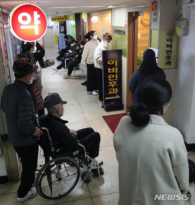 [서울=뉴시스] 권창회 기자 = 병의원 등 의료기관에서 신속항원검사 양성 판정을 받으면 추가 PCR검사 없이 확진자로 인정되는 첫 날인 지난 14일 오후 서울 시내 한 이비인후과 병원이 검사 받으려는 고객들로 붐비고 있다. 2022.03.14. kch0523@newsis.com