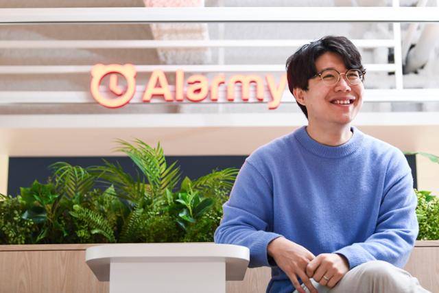 신재명 딜라이트룸 대표가 서울 서초동 사무실에서 전 세계 170개국에서 사용하는 세계 1위 알람 앱 알라미를 개발한 과정을 이야기하고 있다. 이한호 기자