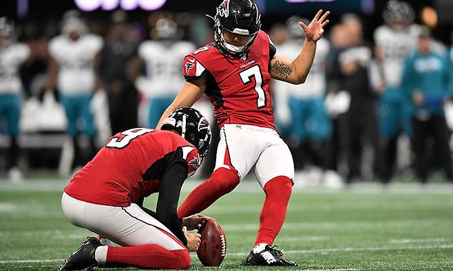 한국 국적 선수로는 최초이자 유일한 미국프로풋볼(NFL) 선수인 구영회(오른쪽)가 키커 포지션에서 연평균 연봉 2위에 해당하는 거액으로 친정팀 애틀랜타와 재계약을 맺었다. 사진은 구영회가 NFL 경기에서 필드골을 시도하는 모습. AP연합뉴스