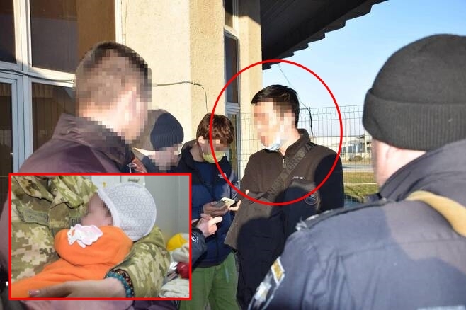 우크라이나 국경에서 신원 미상의 신생아(왼쪽)를 안고 루마니아로 건너가려던 중국인 남성 2명이 현지 국경수비대에 적발됐다. 사진=우크라이나 국경수비대