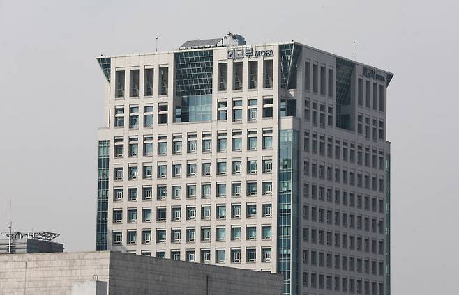 시사저널 취재에 따르면 윤석열 당선인 측은 대통령집무실을 광화문으로 이전한다면 정부종합청사 본관보다는 별관(현 외교부 건물)을 사용하는 방안을 유력하게 검토하고 있는 것으로 확인된다. 사진은 3월16일 오후 정부종합청사 별관 모습 ⓒ시사저널 박정훈