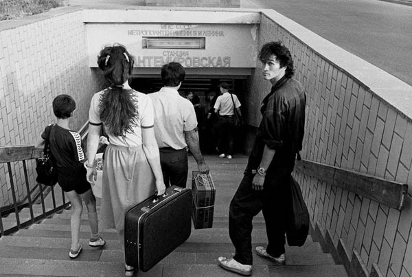 빅토르 초이가 1986년 러시아 모스크바 지하철 칸테미롭스카야역 입구로 들어가고 있다. / 모스크바멀티미디어미술관 소장