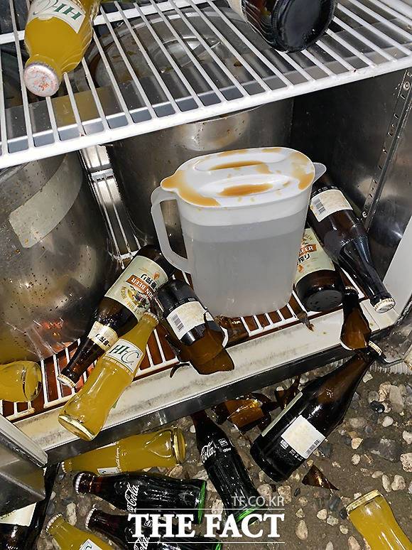 미야기현 센다이시(仙台市)의 한 음식점에서 지진 영향으로 음료병들이 떨어져 깨졌다. /닛칸스포츠 제공