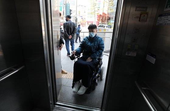 지난해 장애인의 날을 하루 앞둔 4월 19일 1급지체장애인 여동수(52세)씨가 서울 중구 을지로3가역에서 지하철을 이용하기 위해 승강기에 오르고 있다. 여동수씨는 이동권과 관련해 ″지하철은 많이 좋아졌다, 하지만 버스를 비롯한 대중교통은 이용이 많이 불편하다″며 또한 ″식당 등 도심에 아직 계단이 많아 불편하다″고 밝혔다. [뉴스1]