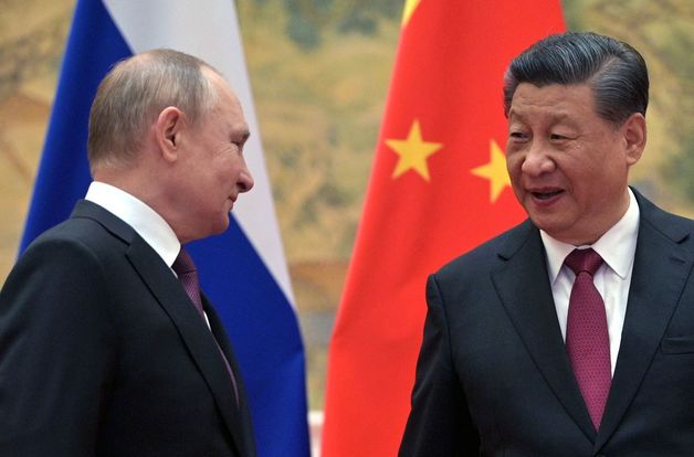 블라디미르 푸틴 러시아 대통령(왼쪽)과 시진핑 중국 국가주석이 2022 베이징 동계올림픽 개막식이 열리는 2월 4일 중국 베이징에서 정상회담에 앞서 사진 촬영을 준비하고 있다. /AFP=뉴스1