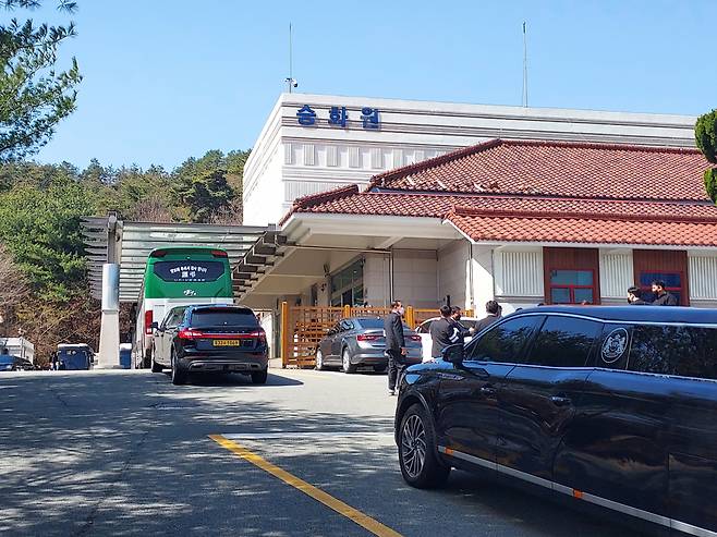 광주도시공사 산하 화장시설인 광주 영락공원 승화원은 최근 코로나19 확진자와 함께 환절기 고령자 사망이 급증하면서 개장 이래 사상 초유로 겪고 있는 '화장 적체'를 빚고 있다. 16일 낮 12시 40분께 광주시 북구 효령동의 화장시설인 영락공원 승화원. 광주 관내 차량과 경기와 부산 등 전국 각지에서 온 10여대의 장례차가 순번을 기다리며 대기하고 있다. ⓒ시사저널 정성환