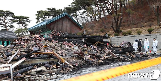 18일 오전 경기 안양 만안구 삼막사에서 남부청 과학수사대 화재팀과 소방당국이 현장 감식을 하고 있다. 2022.3.18/뉴스1 © News1 김영운 기자