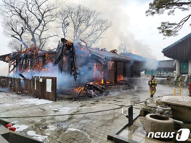 17일 오후 경기도 안양시 만안구 석수동 관악산 내 사찰 삼막사에서 화재가 발생, 안양소방서 대원들이 화재 진압을 하고 있다. (경기소방재난본부 제공) 2022.3.17/뉴스1