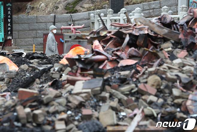 18일 오전 경기 안양 만안구 삼막사에서 한 스님이 전소된 종무소(사찰 사무실)를 보고 있다. 2022.3.18/뉴스1 © News1 김영운 기자