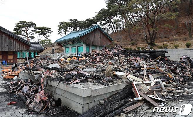 18일 오전 경기 안양 만안구 삼막사 종무소(사찰 사무실)가 전소돼 있다. 소방당국에 따르면 이번 화재는 삼막사 종무소에서 시작돼 해당 건물이 모두 소실됐지만 다른 건물과 문화재 등 추가 피해는 없다. 2022.3.18/뉴스1 © News1 김영운 기자