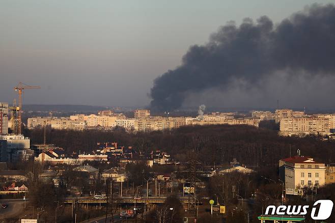 우크라이나 서부 도시 르비우의 공항 인근에서 18일(현지시간) 검은 연기가 피어오르고 있다. 2022.03.18/news1 © 로이터=뉴스1