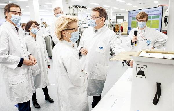 앨버트 불라 화이자 최고경영자(오른쪽 두 번째)가 벨기에 피르스 공장을 방문한 알렉산더르 더크로 벨기에 총리(왼쪽) 등에게 코로나19 백신 생산 과정을 설명하고 있다. /화이자 제공