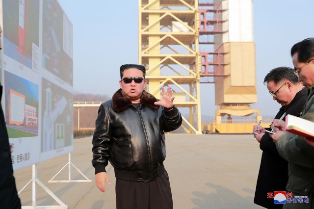 북한 김정은 국무위원장이 대륙간탄도미사일(ICBM)로 전용 가능한 장거리 로켓을 발사할 수 있는 서해위성발사장을 현지지도 했다고 조선중앙통신이 11일 보도했다. 연합뉴스