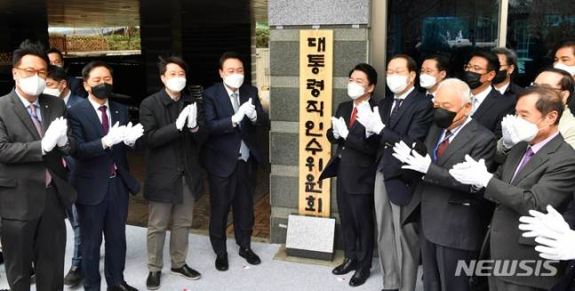 윤석열 국민의힘 대선 후보가 4일 경북 울진군 울진국민체육센터에 마련된 산불피해 이재민 보호소를 방문해 대피한 주민들을 위로하고 있다. 2022.3.4/뉴스1 (C) News1 구윤성 기자