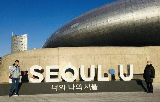 2021년 12월 어머니의 수술을 위해 한국을 방문한 몽골 의사 어트겅체첵씨(35·왼쪽)와 어머니가 무사히 수술을 마친 후 서울을 관광하고 있다. [사진제공=하이메디]