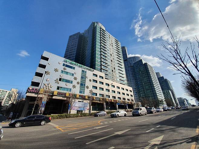 24일 오후 윤석열 검찰총장의 주거지로 알려진 서울 서초구 아크로비스타 건물 전경. 2020.12.24. /박상훈 기자