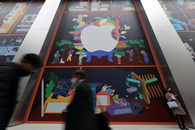 17일 서울 중구 명동에 개점을 준비 중인 국내 세 번째 애플스토어 외벽이 조선 시대 '책가도'를 현대적으로 재해석한 디자인으로 꾸며져 눈길을 끌고 있다. 연합뉴스