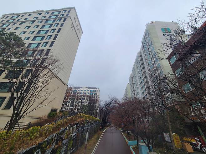 과천 주민들이 윤 당선인의 재건축 규제완화 정책을 두고 기대감을 높이고 있다. 사진은 과천시 중앙동 일대. [헤럴드경제DB]