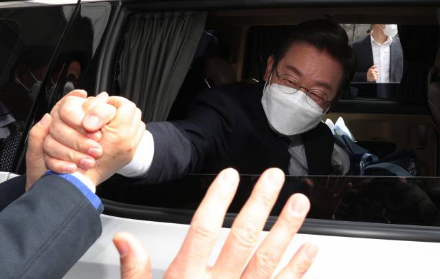 이재명 더불어민주당 상임고문이 지난 10일 선대위 해단식을 마치고 당직자들의 배웅을 받으며 떠나고 있다. /국회사진기자단