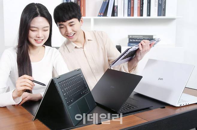 LG전자가 LG 그램 노트북 가운데 처음으로 고성능 외장 그래픽카드와 인텔 12세대 프로세서를 탑재한 신제품을 출시한다. LG 그램 신제품은 16:10 화면비의 고해상도 IPS 디스플레이에 빛 반사를 방지하는 안티글레어를 적용했다. 모델이 LG 그램 신제품을 소개하고 있다. 사진=LG전자