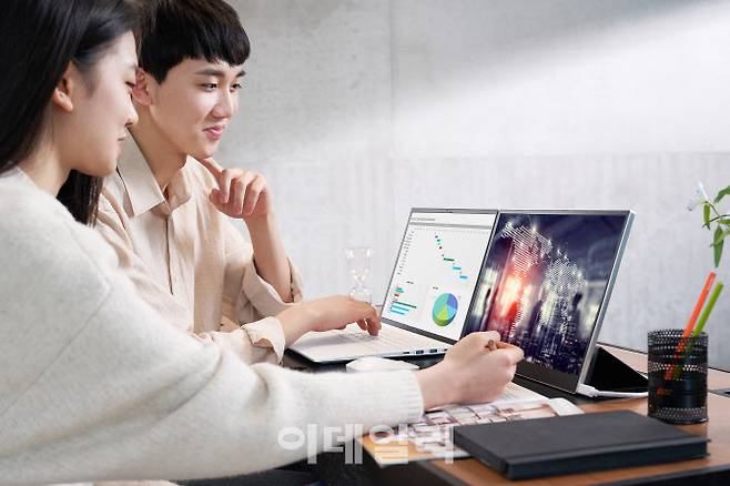 LG전자가 LG 그램 노트북 가운데 처음으로 고성능 외장 그래픽카드와 인텔 12세대 프로세서를 탑재한 신제품을 출시한다. LG 그램 신제품은 16:10 화면비의 고해상도 IPS 디스플레이에 빛 반사를 방지하는 안티글레어를 적용했다. 모델이 LG 그램 신제품을 소개하고 있다. 사진=LG전자