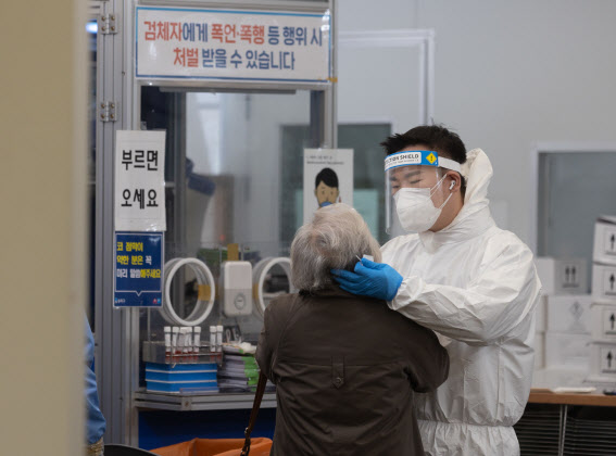 서울 송파구보건소에 마련된 선별진료소에서 한 시민이 PCR 검사를 받고 있다. (사진=뉴스1)
