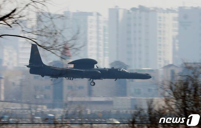 지난 16일 오후 경기도 평택 소재 주한미군 오산공군기지에 U2S 고고도정찰기가 착륙하고 있다. 2022.3.16/뉴스1 © News1 김영운 기자