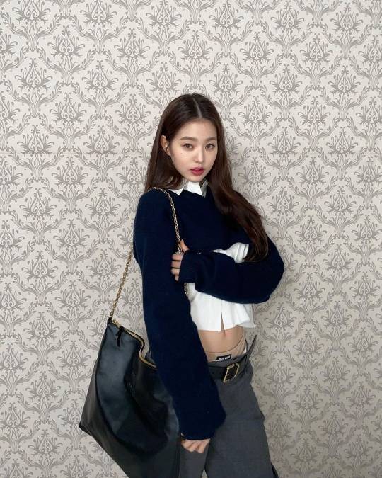 Group IVE Jang Won-young has digested low-rise fashion.Jang Won-young posted several photos on his instagram on the 20th without any writing.Jang Won-young in the public photo is a crop shirt with a short knit of a bolero style.He showed a look that seemed to reveal his underwear logo with low-rise pants, and he boasted a unique proportion and visual with a somewhat intractable fashion.On the other hand, Jang Won-young is in charge of KBS2 Music Bank MC.