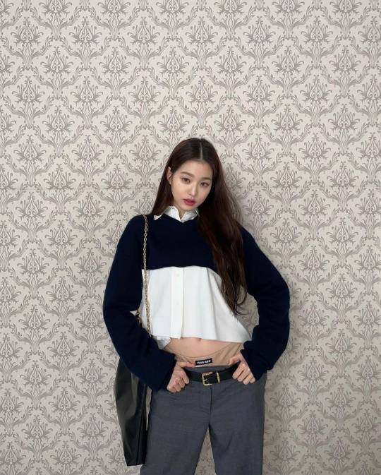 Group IVE Jang Won-young has digested low-rise fashion.Jang Won-young posted several photos on his instagram on the 20th without any writing.Jang Won-young in the public photo is a crop shirt with a short knit of a bolero style.He showed a look that seemed to reveal his underwear logo with low-rise pants, and he boasted a unique proportion and visual with a somewhat intractable fashion.On the other hand, Jang Won-young is in charge of KBS2 Music Bank MC.