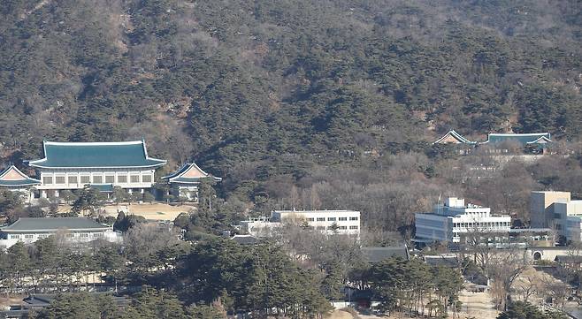 청와대 본관과 관저의 모습. /연합뉴스