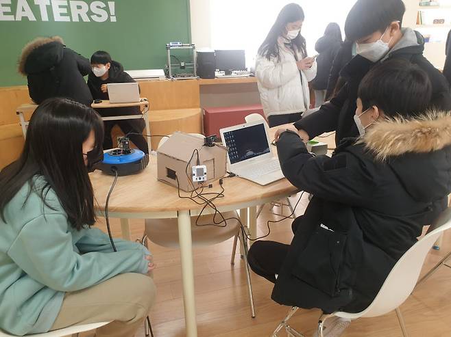 대전의 한 초등학교 학생들이 간단한 AI 활용 제품을 만들어보는 모습.