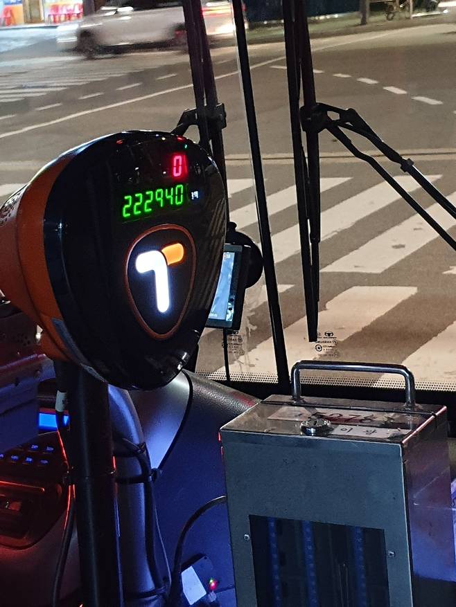 교통카드 단말기와 현금수납통이 함께 설치된 버스 내부. [강갑생 기자]