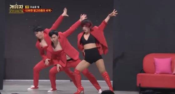 아이키는 지난해 '스우파'로 스타가 되기 전인 2020년, 댄스 영상을 보고 무작정 SNS 메시지를 보내 '뮤직비디오에 함께 해달라'고 부탁하며 친분을 맺었다. 이번 개승자 파이널 무대에 출연을 요청했을 때도 단박에 승낙하고, 춤도 직접 새로 짜왔다고 했다. 사진은 이상민, 이상호 쌍둥이와 함께 아이키가 춤을 추는 모습. 이승윤은 "쌍둥이가 경연 초반에 '헤이마마'를 추는 걸 보고 아이키와 함께 마지막 무대에 서는 그림을 그렸는데, 완벽하게 완성됐다"고 말했다. KBS '개승자' 유튜브 캡쳐