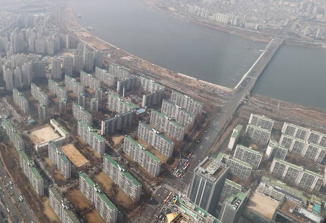윤석열 대통령 당선인은 다주택자에 대한 양도세 중과세율 적용을 최대 2년간 한시적으로 배제해 다주택자의 주택 매각을 유도하겠다는 공약을 제시했다. 사진은 3월 15일 서울 송파구 롯데월드타워 전망대 ‘서울스카이’에서 바라본 주변 아파트 단지의 모습 / 연합뉴스