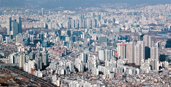 새 정부가 꺼내 들 부동산 규제 완화 기대감에 힘입어 대선 이후 서울과 수도권 아파트를 중심으로 반등할 조짐이 나타나고 있다. 사진은 서울 송파구 롯데월드타워 서울스카이에서 바라본 서울 시내 일대 아파트 단지 전경. [매경DB]