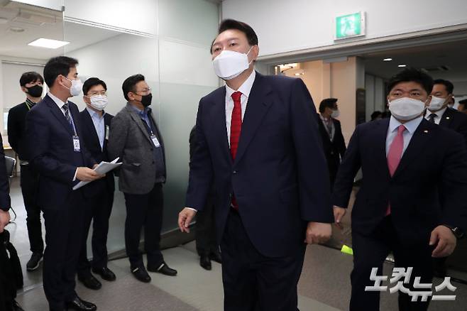 윤석열 대통령 당선인이 20일 청와대 대통령 집무실의 용산 국방부 청사 이전 관련 기자회견을 하기 위해 서울 종로구 삼청동 한국금융연수원 별관에 마련된 대통령직인수위원회에 들어서고 있다. 국회사진취재단
