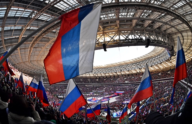 18일(현지시간) 러시아 모스크바 루즈니키 경기장을 가득 메운 관중 9만 5000명과 경기장 주변에 운집한 시민 10만 명 등 총 20만 명은 열띤 환호로 크림반도 병합을 축하했다./로이터 연합뉴스