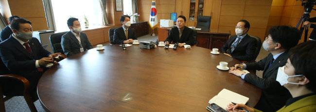 윤석열 대통령 당선인이 3월 14일 서울 종로구 통의동 금융감독원 연수원에 마련된 집무실에서 티타임을 갖고 있다. [국회사진취재단]