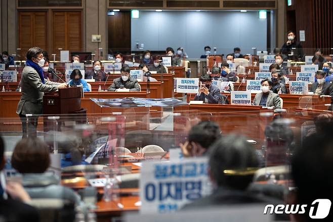 윤호중 원내대표가 27일 오후 서울 여의도 국회에서 열린 더불어민주당 의원총회에서 발언하고 있다. 2022.2.27/뉴스1 © News1 이승배 기자