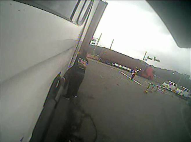 지난 14일 운행 중인 트럭에서 에어호스를 뽑는 화물연대 조합원의 모습./독자 제공