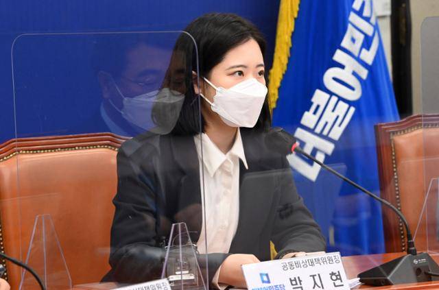 18일 서울 여의도 국회에서 열린 더불어민주당 비상대책위원회의에서 박지현 공동비대위원장이 모두발언을 하고 있다. 이한호 기자