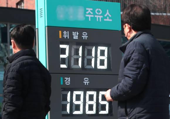 한 주유소의 휘발유 가격이 2천118원을 나타내고 있다. [사진=뉴시스]