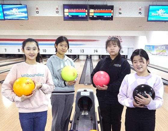 박민아(서울 버들초 6)·최민하(서울 신천중 2)·김시현(서울 토성초 6)·오지효(경기도 이매중 1·왼쪽부터) 학생기자가 오월 볼링센터를 찾아 볼링의 기초에 대해 배웠다.
